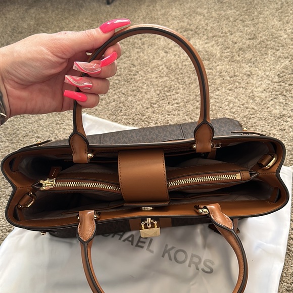 MK Michael Kors barely used arm/shoulder bag brown with gold hardware - Picture 8 of 8